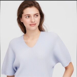 Uniqlo 3d cotton vneck top small